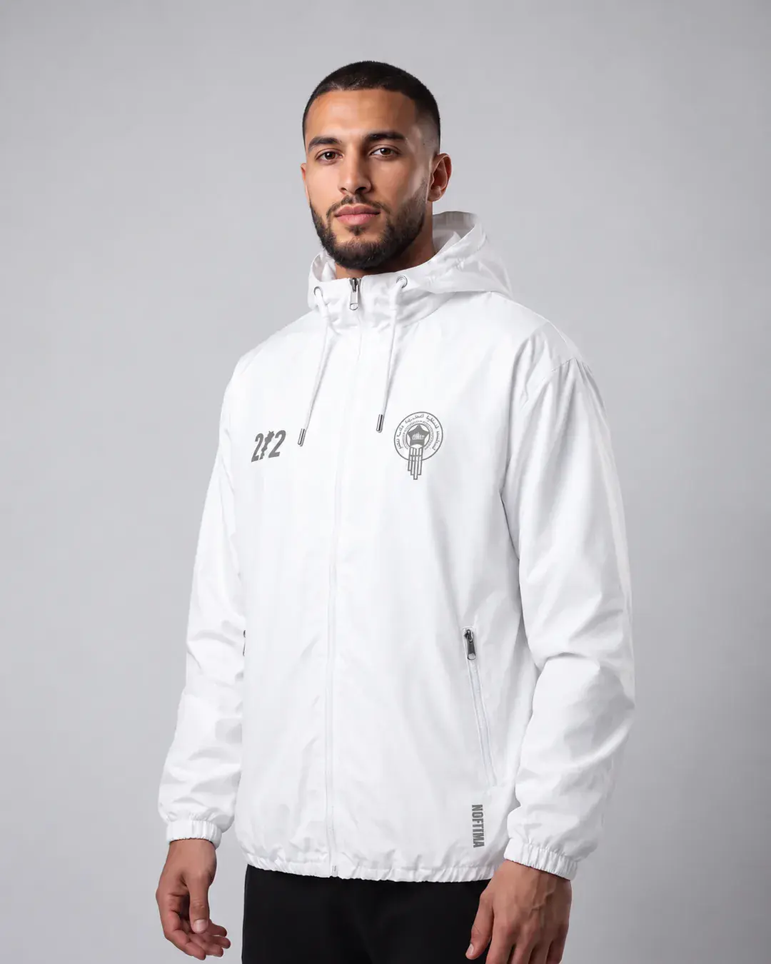 Veste blanche NO FITNA portée