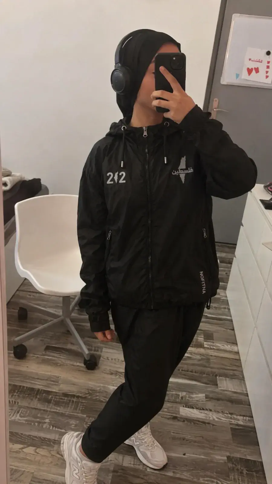 Veste NO FITNA 212 Palestine portée : casque sur les oreilles