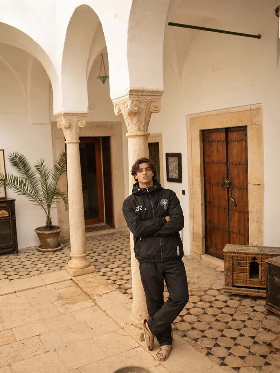 Veste NO FITNA 212 Maroc portée : dans un riad