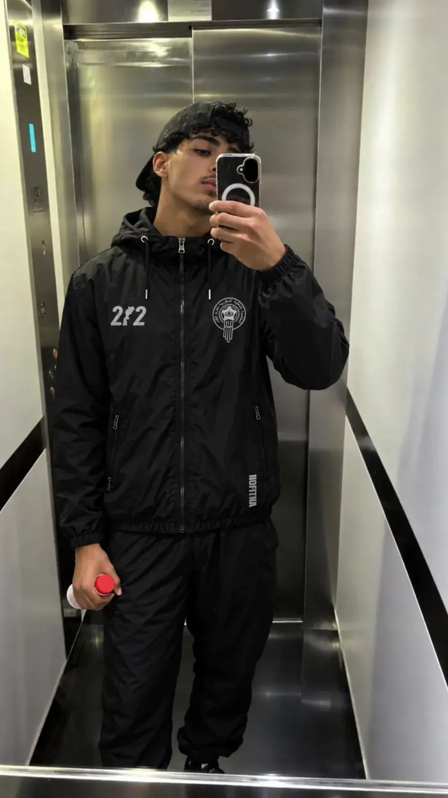 Veste NO FITNA 212 Maroc portée : selfie ascenseur