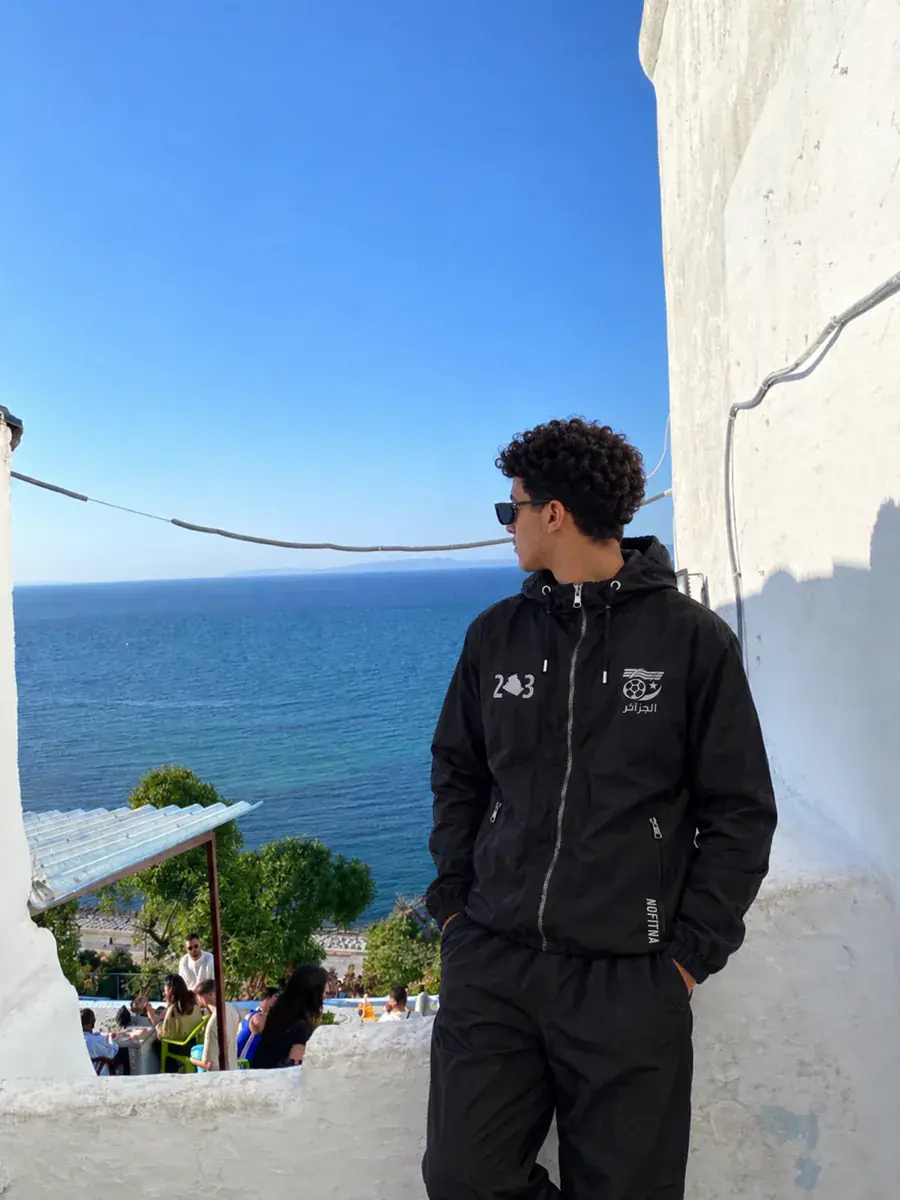 Veste NO FITNA 213 Algérie portée : au bord de la mer