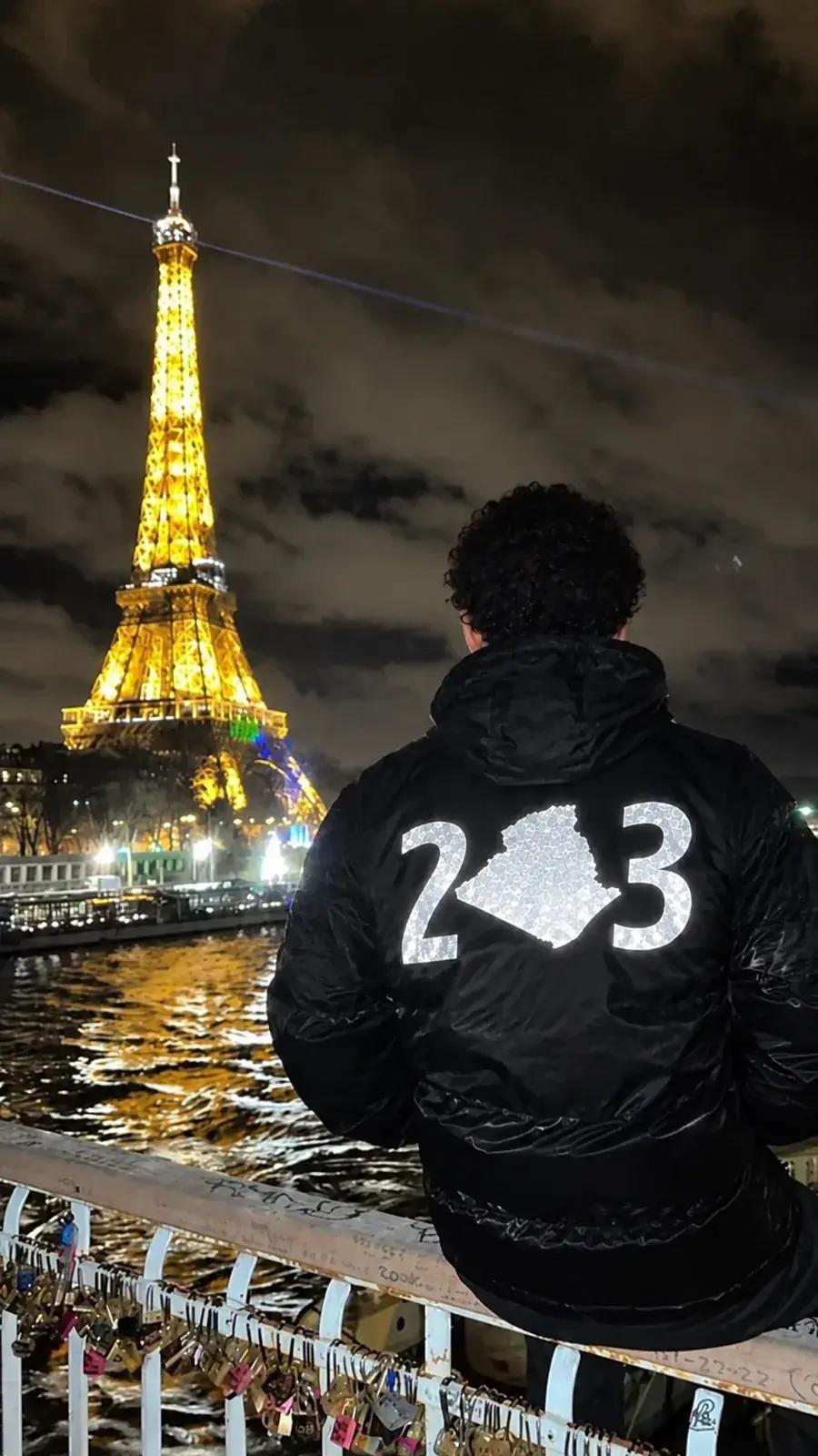 Veste NO FITNA 213 Algérie portée : paris, la nuit, le 213 dans le dos