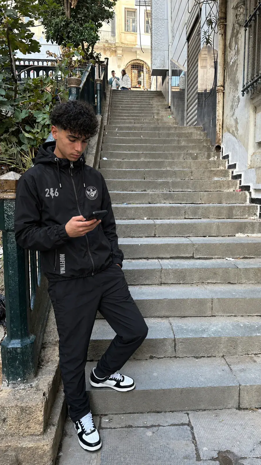 Veste NO FITNA 216 Tunisie portée : dans les escaliers