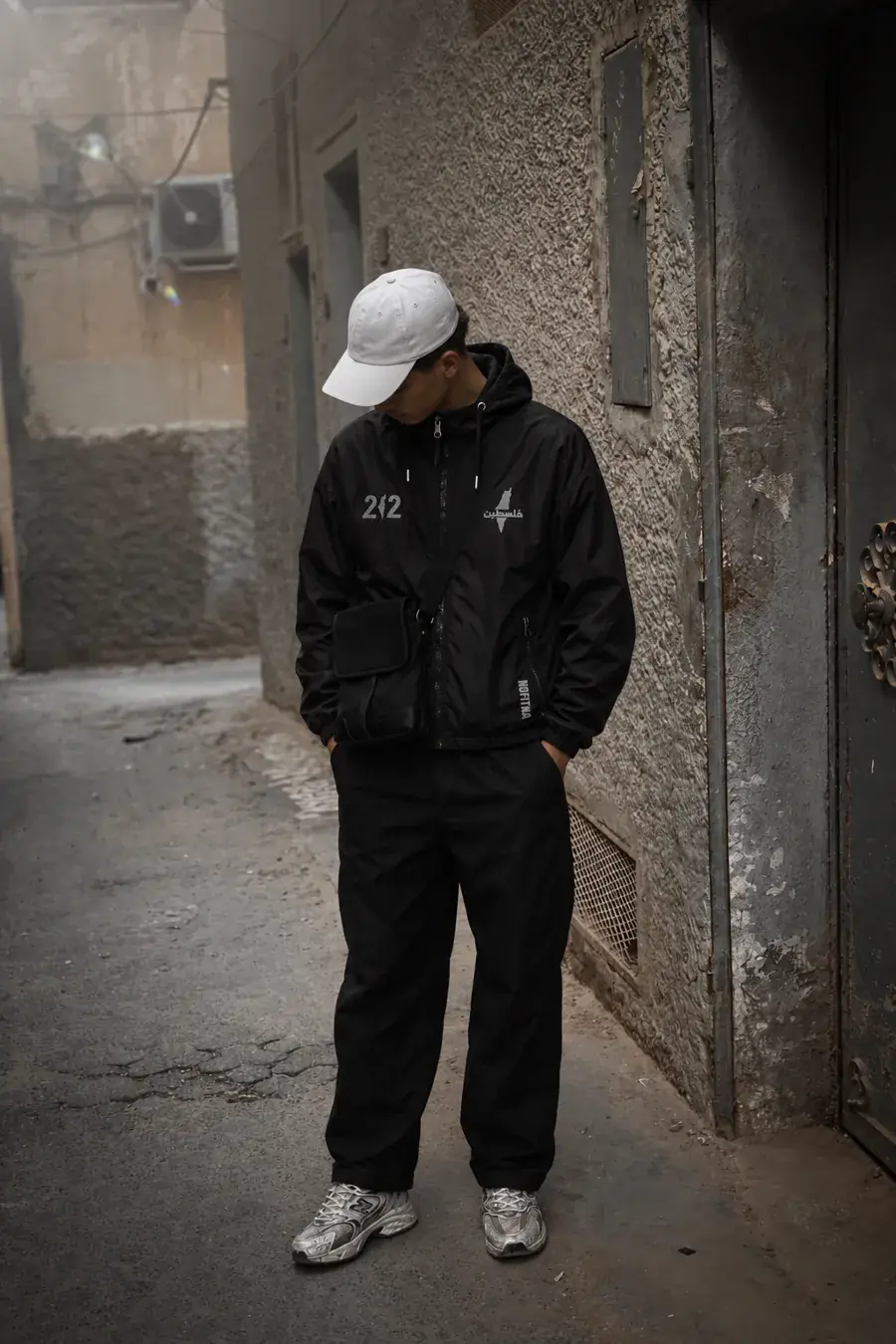 Veste NO FITNA 212 Palestine portée : dans la ruelle