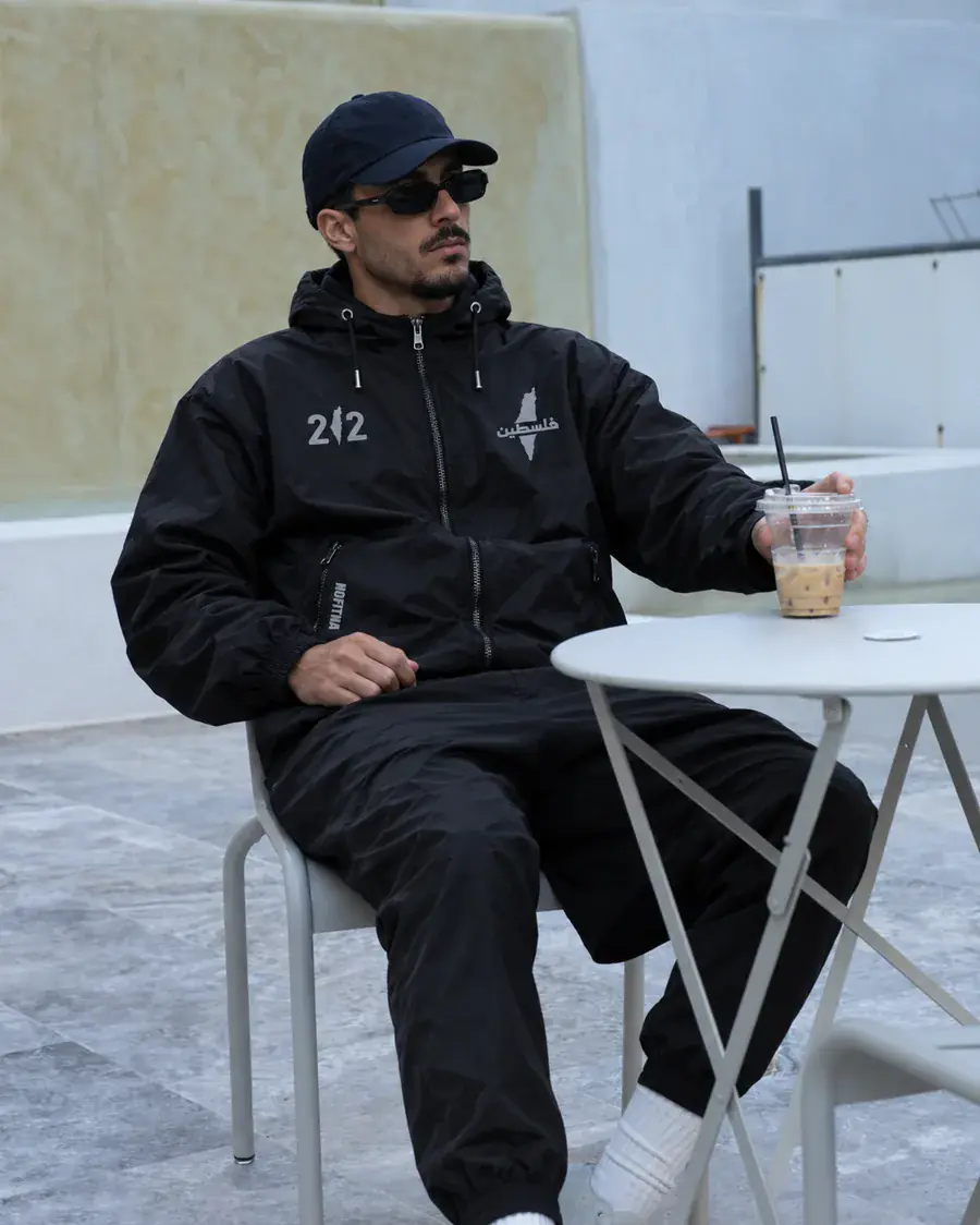Veste NO FITNA 212 Palestine portée : en terrasse